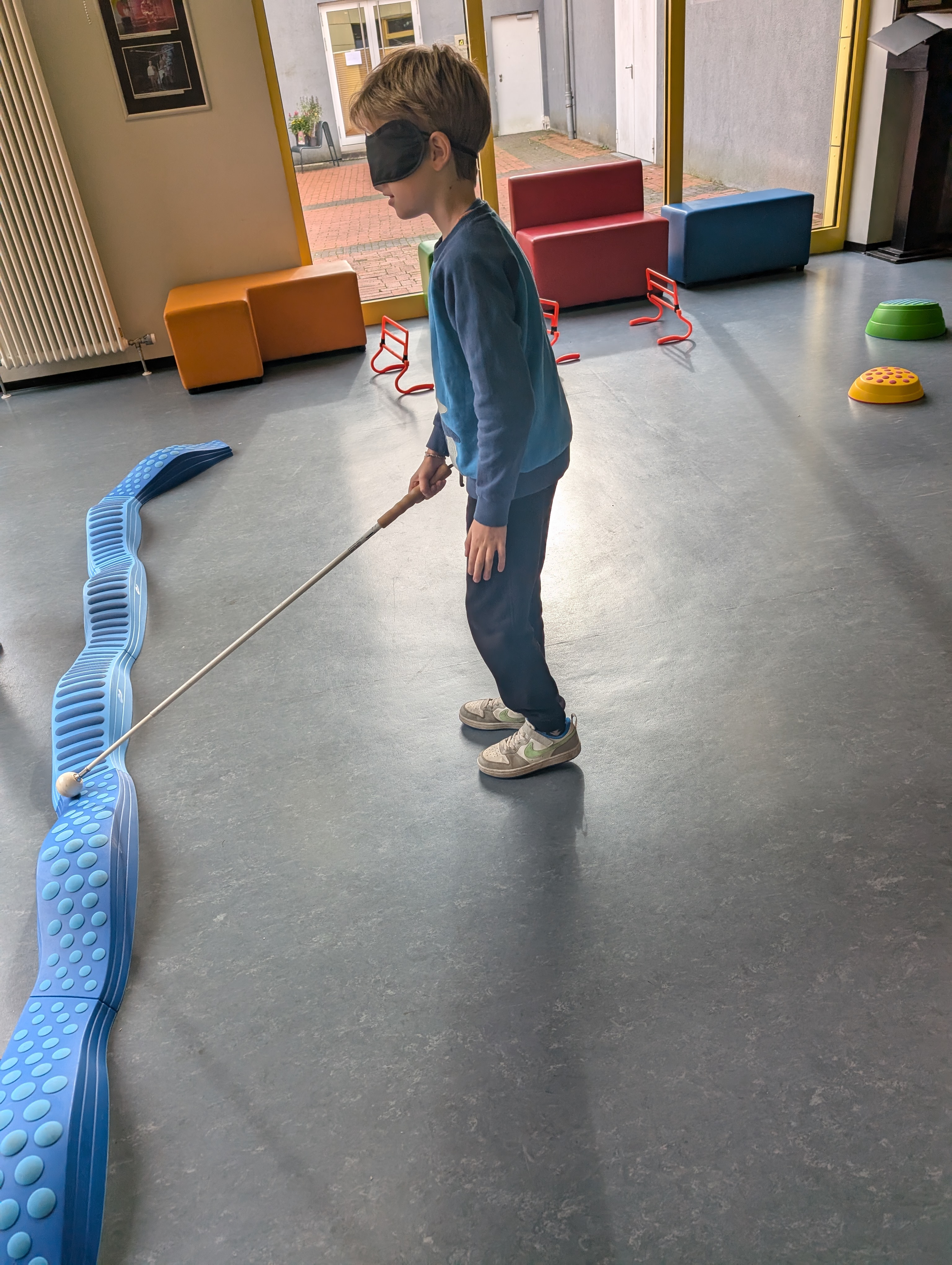 Junge%20mit%20Blindenstock%20im%20Parcours